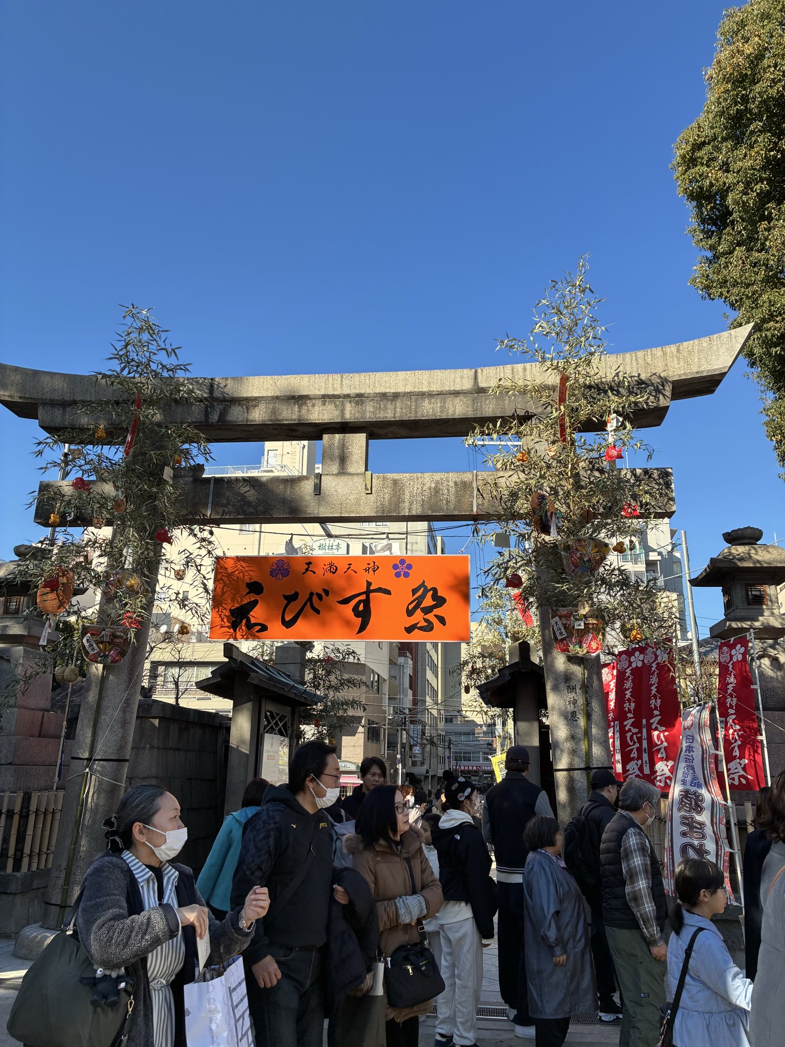 天神橋筋商店街で宝船巡行に始まり、堀川戎でご奉仕